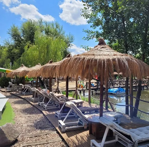 Parasole hawajskie nad lezakami