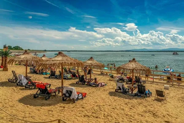 Plaza z parasolami hawajskimi