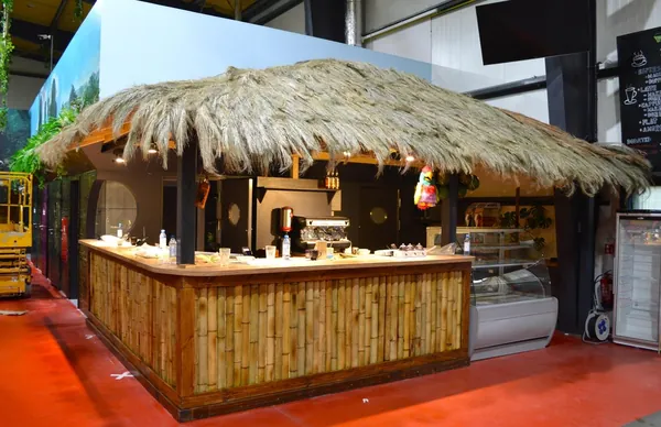 Bar w stylu tiki ze strzecha