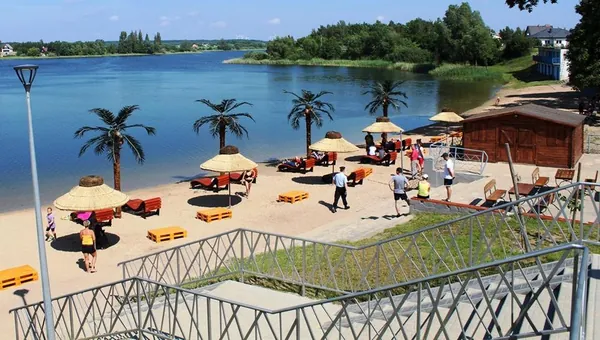 Osrodek nad woda z palmami i parasolami