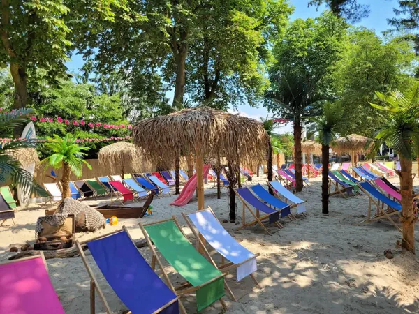 Strefa plazowa z lezakami