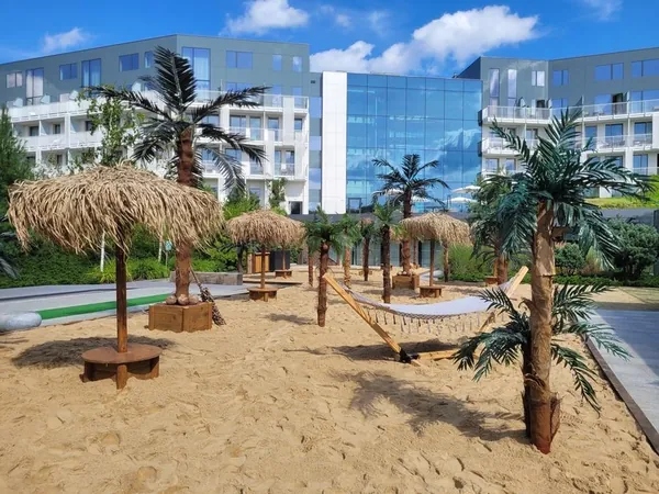 Plaza miejska przy hotelu